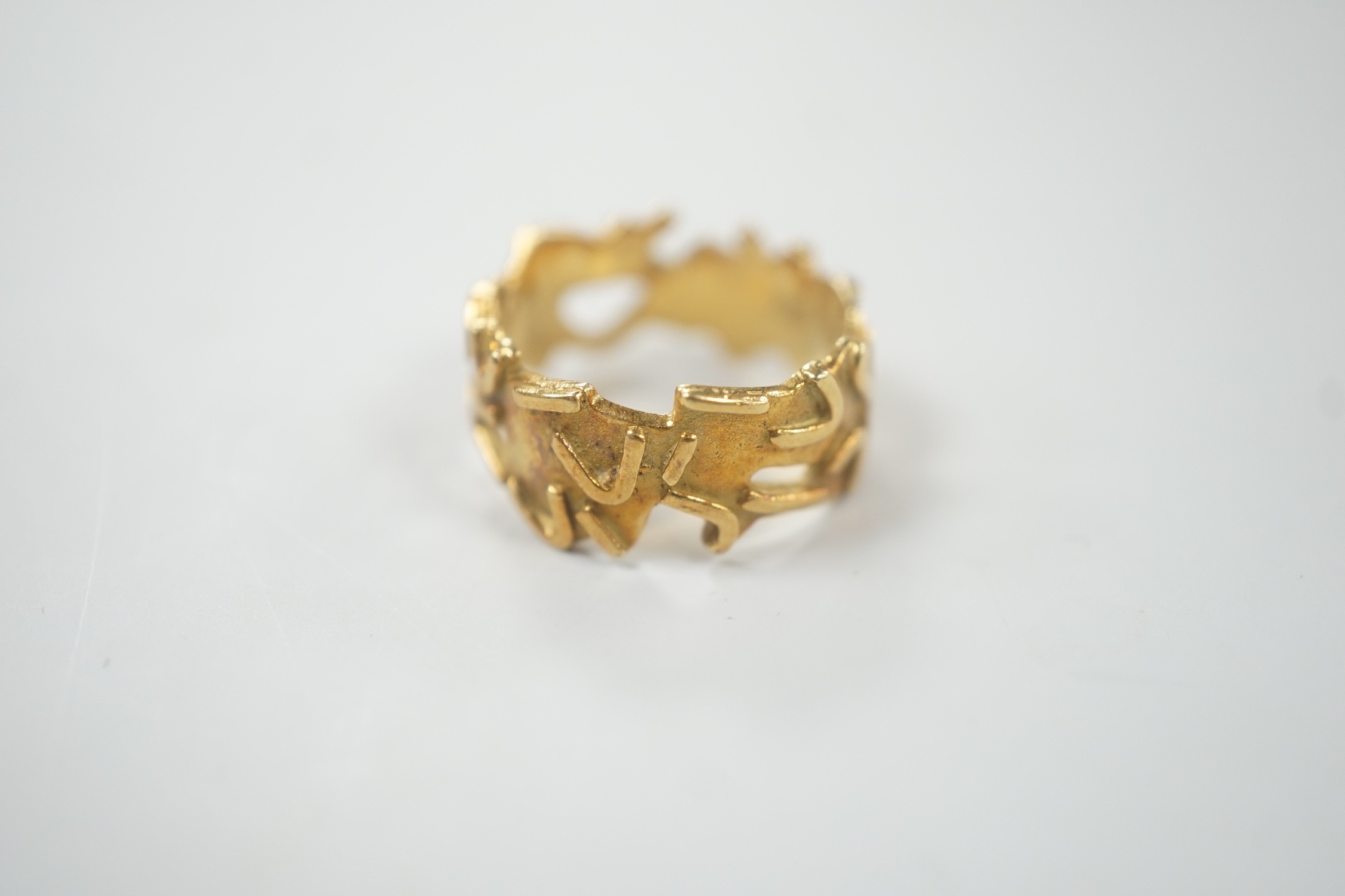 A modern stylish 18ct gold band, size N/O, 7.8 grams.